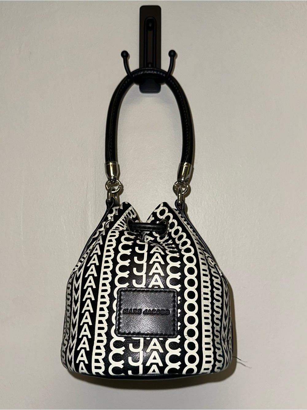 Marc Jacobs The Monogram Leather Micro Bucket Bag, Black 🖤 - Picture 4 of 7